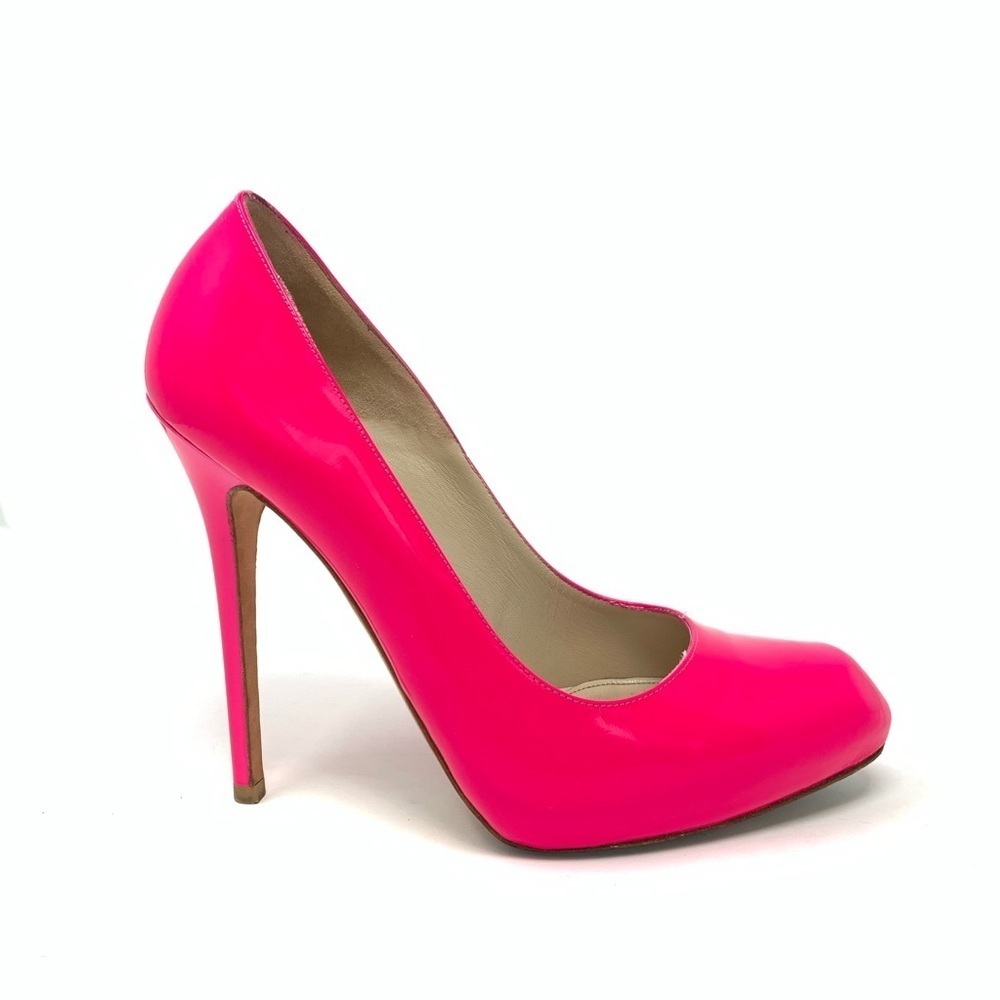 Alexander McQueen 9 Heart Shaped Closed Toe Detail Pink Patent High Heel Pumps